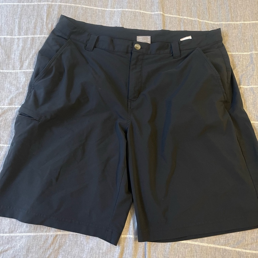 38W x 10L black Columbia shorts